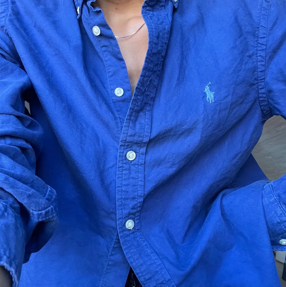 Fin blå skjorta från Ralph Lauren. Passar XS (jag är XS/156cm som referens).  . Skjortor.