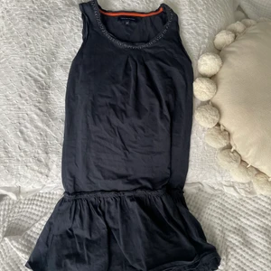 Tommy hilfiger klänning i storlek 140  - Väldigt fin nästan oanvänd Tommy hilfiger klänning 