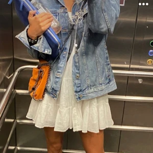 Vit zara klänning  - !TRYCK EJ PÅ KÖP DIREKT! Första bild lånad av Lova Widerberg  Säljer denna zara klänningen i S, aldrig använd. Tyvärr passar den inte riktigt mig. Frakt 66kr 