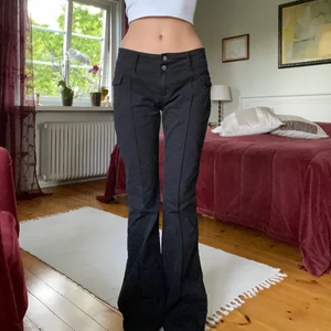 Brandy melville lowwaist pants - Jättefina lågmidjade bootcutbyxor från brandy melville. Använda typ 2 ggr 💕 Skriv till mig vid intresse