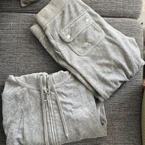 Juicy couture  - Inköpt på pondus Använd max 2 och tvättad 1 gång så i väldigt bra skick 