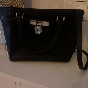 Väska, Michael Kors - Ny handväska med märket MICHAEL KORS 