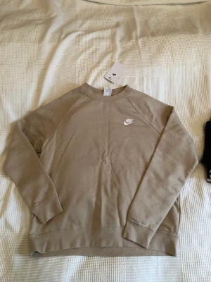 Nike sweatshirt oanvänd  - Ny sweatshirt (prislapp kvar) storlek L womens size men funkar som unisex också 😌