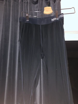 Svarta Nike pro tights - Svarta Nike pro tights, använda men bra skick