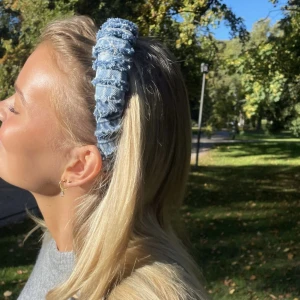 Jeans diadem - Ett jätte fint jeans diadem, helt oanvänt!! Skriv om ni undrar något eller har frågor💓💓