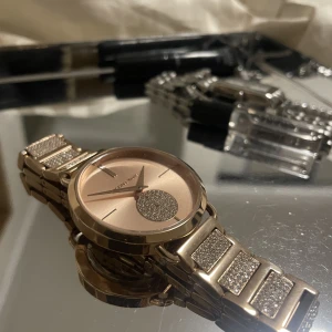 Klocka Michael Kors - Jättefin guldig klocka som är helt oanvänd från MK, fick som present men använder inte guldfärgade smycken så har aldrig använt.