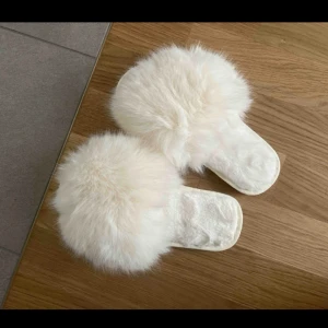 Vita pälstofflor - Helt oanvända pälstofflor som bara har legat hemma. Säljer dem för att har aldrig haft användning för de. Jättesköna att ha på sig. Nypris:200kr. Köparen står för frakten ❤️