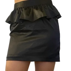 Kjol / topp - Svart kjol i satin med volang som även funkar som topp!🤍 Dragkedja baktill