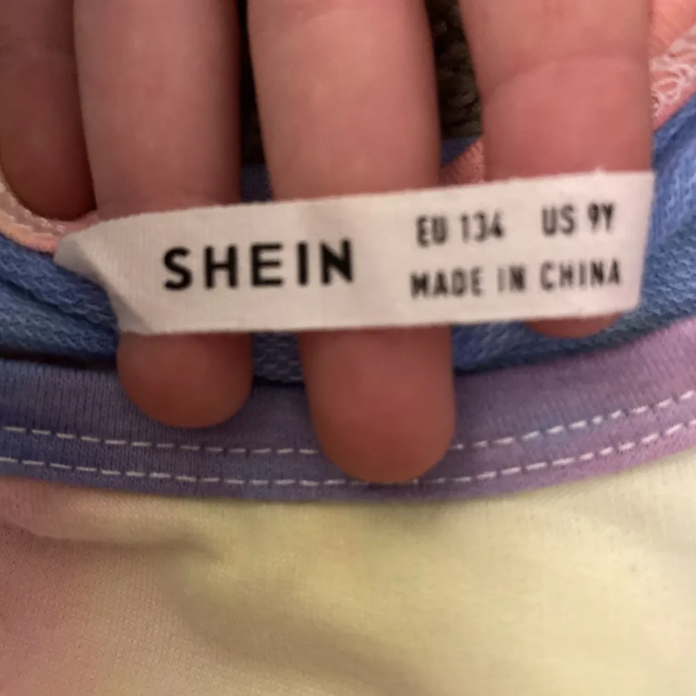 Säljer denna långärmade tröjan med hål på axlarna från shein för 10kr. Jag säljer den för att den är för liten för mig. Den är i jättebra skick och är i storlek 134🫶🏻 nästan aldrig använd!. Toppar.