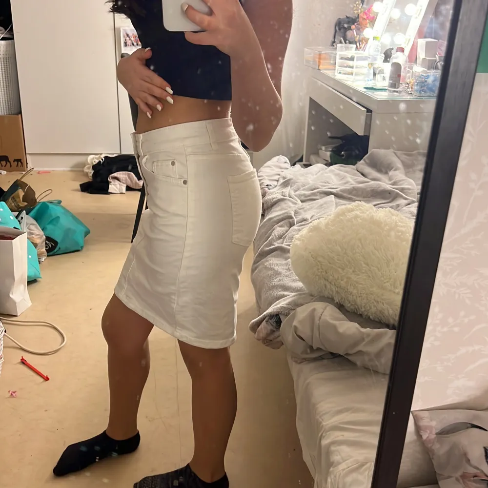 En vit jeans kjol som ä för stor för mej . Kjolar.