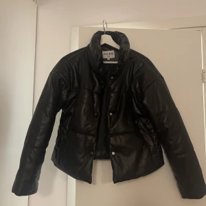 Snygg jacka från NAKD - Snygg jacka från NAKD i storlek 34, passar även 36/38. Sparsamt använd. 150kr, köparen står för frakt 🥰