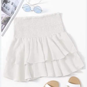 Vit volang-kjol - Säljer nu min jätte fina volang-kjol som inte kommer till användning. Den är i s men jag skulle säga att den passar alla från xs-m. Jag säljer den för 70kr + frakt.