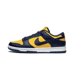 Nike Dunk Low Mörkblåa/gula Köpta helt nya, endast använda ett fåtal gånger! Köparen står för frakten.