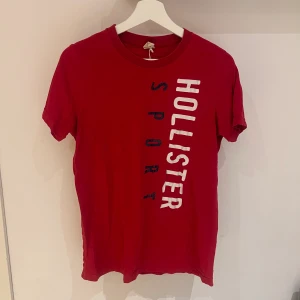 Hollister T-shirt - Hollister T-shirt som använts några gånger men har tröttnat på den. Färgen är röd och storleken är M. Nypris: 300kr.