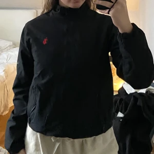Svart vindjacka / vårjacka  - Säljer denna svarta jacka i storlek 14-15år, men passar mig som brukar bära S/M i jackor & är 165cm lång. 