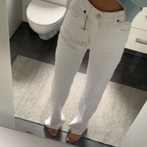 vita jeans - vita raka jeans från zara! klippt av dom så dom passar till mig som är 172. 