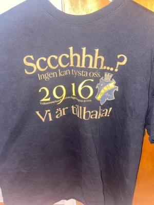 Aik tröja xxxl - Säljer nu min AIK tröja då den inte kommer användas mer då jag inte orkar ha nått lag och heja på:( Mycket fin och skön tröja både att ha inomhus och ute:) Kan skickas med postnords frakt 79kr i large påse:) Det är en t-shirt