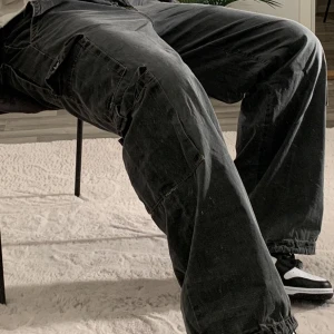 Grå cargobyxor - Fina grå cargobyxor i lite vintage skick Storlek medium/Large