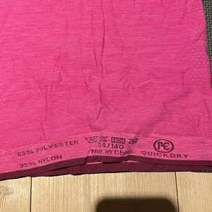 Rosa träningslinne  - Väldigt stretchigt och skönt träningslinne, storlek 134-140 men passar även folk med större storlekar då det är extremt stretchigt. Skriv gärna och fråga om ni undrar över något. Inte säker på märke men tror det är från HM eller Lindex