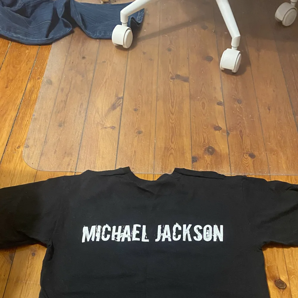 Michael Jackson t shirt. Aldrig använt men köpt second hand är i bra skick. Tryck inte på köp nu!!!. T-shirts.