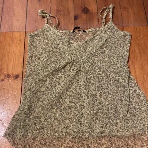 Linne - Somrigt blommigt linne, sitter som xs-s. Den är ganska genomskinlig. Tryck inte på köp nu!!! 