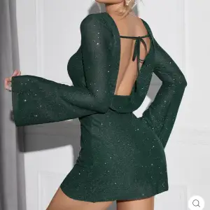 Den populära gröna klänningen med öppen rygg från Parthea, ej använd prislapp kvar. Säljer pga fick hem 2