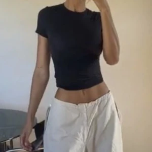 Topp - Topp säljs i 4 olika färger  Blå,grön,red wood och svart  Alla i storlek XS , sitter som en smäck ❣️ (Säljer alla toppar tsm för 200)  60 kr styck 