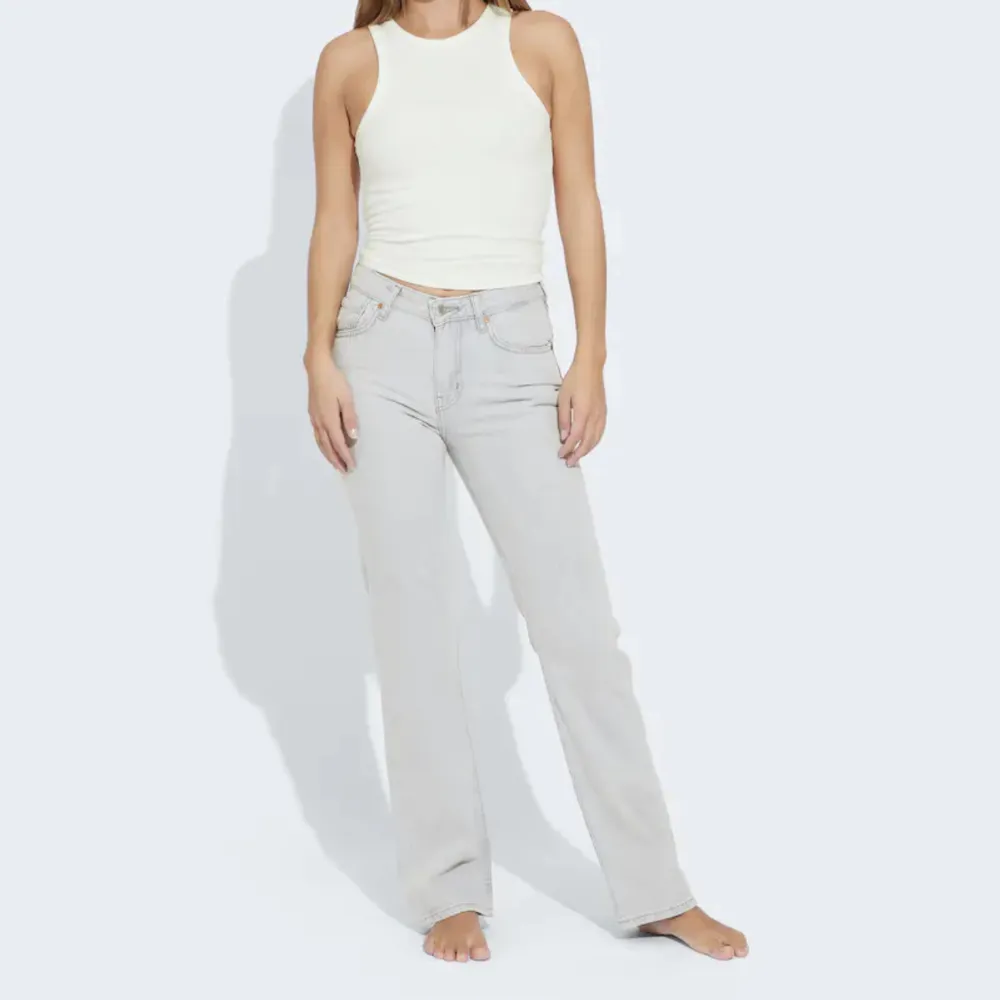 Bikbok jeans i modellen ”low straight 950 jeans” i ljusgrå färg. Storlek 27/34 som är slutsåld online. Endast använda en gång och superfina!. Jeans & Byxor.