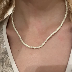 Två olika halsband - Två olika halsband. 15 kr/styck. Frakt kostar 15! 💝