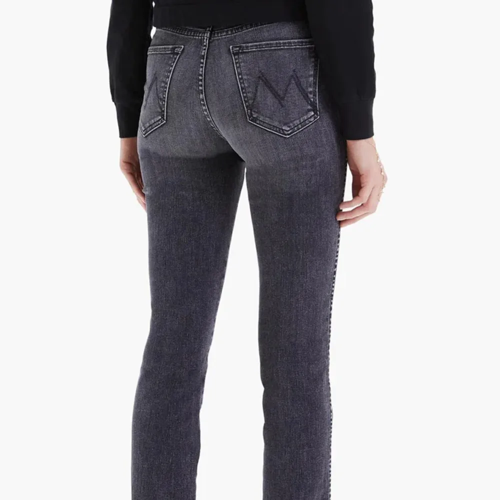 Säljer dessa gråa Mother jeans i modellen ”the rascal slit”. Storlek 24. Nypris ligger runt 3000kr. Jeansen är i mycket bra skick!💕. Jeans & Byxor.