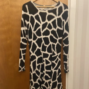 Klänning  - Svart/vit klänning från Michael Kors. Använd ett fåtal gånger. Knälängd  