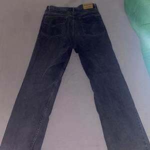 Ett par mörkgrå baggy jeans, köpt från asos marketplace för 1 år sen. Använt en gång. Storlek 36 men känns mer som en 34/32