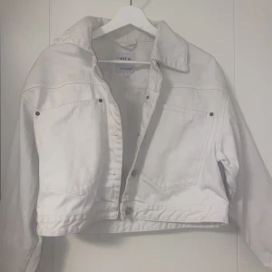 vit jeansjacka - vit jeansjacka från zara, den är oversized i ärmarna🤍