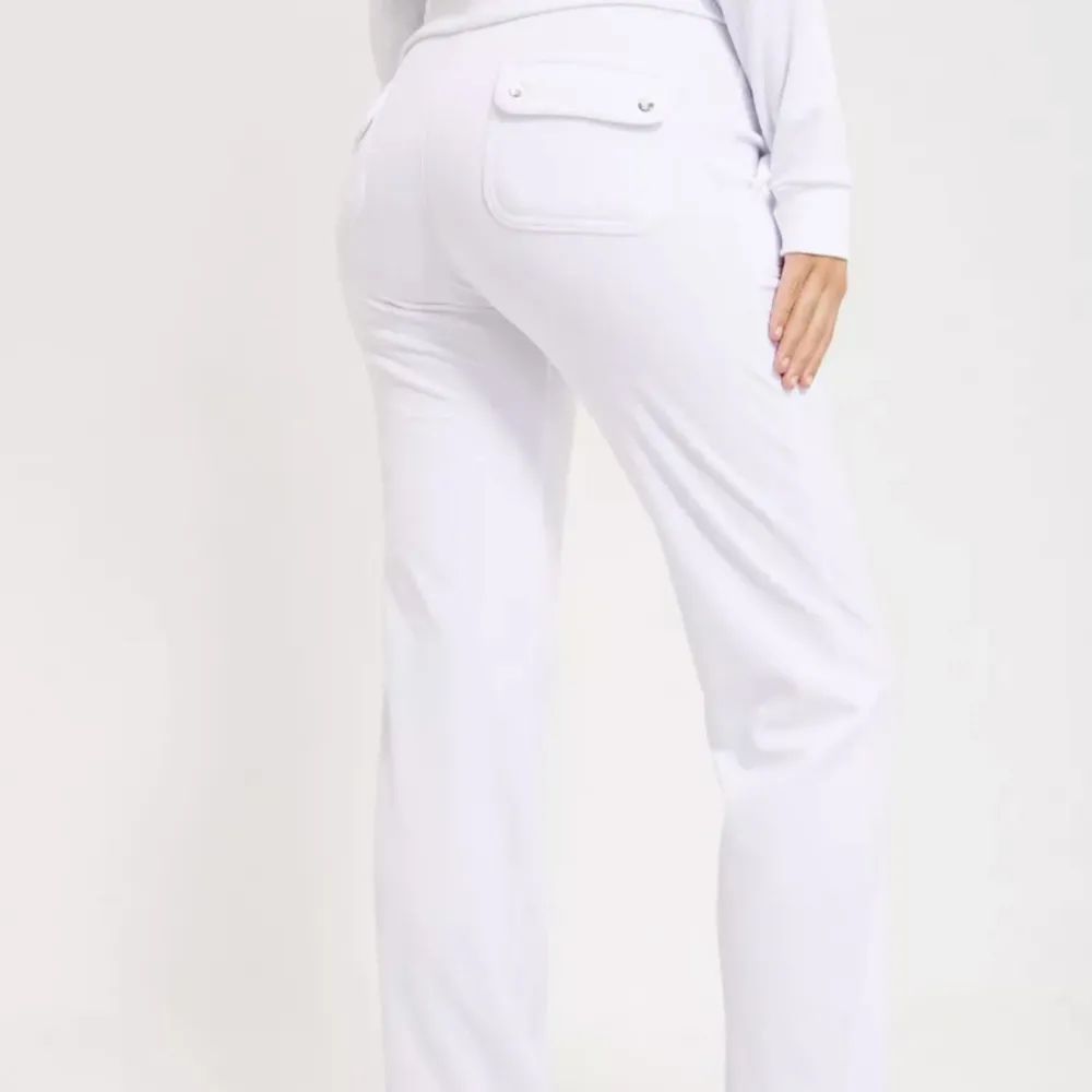 Jätte fina oanvända vita juicy couture byxor, används inte pga att dom är för långa för mig!  Strl xxs . Jeans & Byxor.