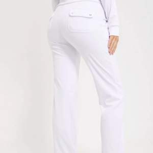 Jätte fina oanvända vita juicy couture byxor, används inte pga att dom är för långa för mig!  Strl xxs 
