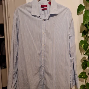 Hugo Boss Skjorta - Dressad Hugo Boss skjorta i fint skick.  Nypris 1400 kr. 