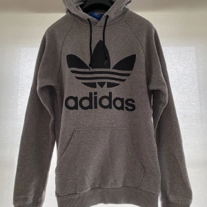 Adidas hoodie med byxor - Säljer en tröja från Adidas samt ett par byxor från Adidas, båda i storlek S. Använt men fint skick! 200 paketpris