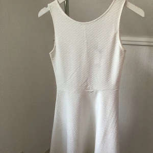 Studentklänning - Klänning från h&m aldrig använd med prislapp! Frakt tillkommer eller så kan jag mötas upp i malmö/Arlöv