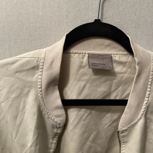 Tunn ljus jacka - Fin och tunn sommarjacka! Äggskalsvit färg 🫶🏼 Passar perfekt på sommarkvällarna! ✨ Fint skick, köpt för ett par år sedan men inte så använd 🌟 Köparen står för frakt, kan gå ner i pris, hör av er vid frågor! 😊