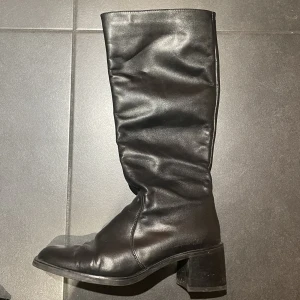 boots - snygga stövlar jag fick av min mormor men som är för stora för mig! stlk 40 i bra skick:)