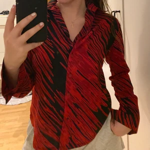 Blus  - Vintage röd o svart blus från 2000-talet, passar som ett XS/S