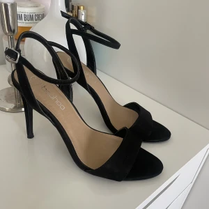 Klackar - Superfina svarta klackar/sandaletter!💗 Aldrig använda utomhus. Storlek 39🫶