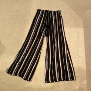 Tunna byxor med ränder - Tunna svarta byxor med små ränder