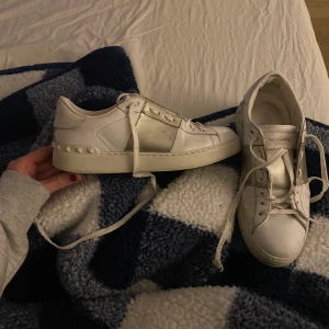 Valentino skor - Snygga skor från valentino, väll använda men fortfarande snygga på. Sula inuti samt snören osv går självklart att byta. Skriv för fler bilder. dustbag finns kvar samt kvitto på mail från Vestiaire!💞💞storkel 37 och en halv men jag har 38-39 och dem funkar💗