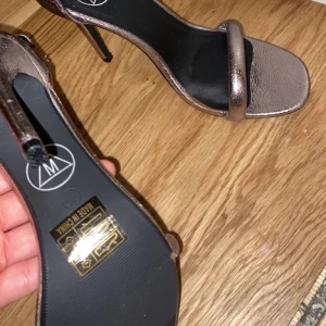 Klackar i metalic - Klackar i metallic guld/lila oandvända 