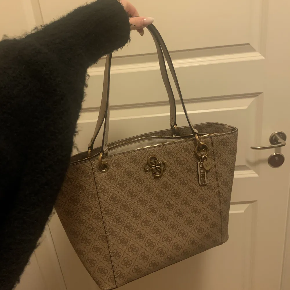 Beige/brun väska från Guess, endast använd ca 3-4 gånger så i väldigt fint skick!💞nypris ca 1500kr, skriv gärna om du har frågor eller vill ha fler bilder! Pris går att diskutera . Väskor.