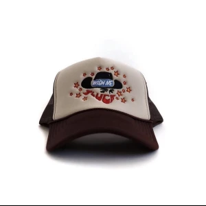 Trucker keps  - RIHANNA ÄGER DENNA as coola keps i ”trucker” stil från märket Wish Me Luck. Finns 1 kvar på deras hemsida. Jag betalade extremt mycket i frakt och tull kostnader!!!