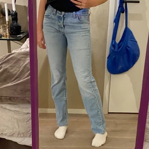 501 Levi’s jeans - As snygga  Levi’s 501 jeans köpta för ett bra tag sedan men inte använda tillräckligt och har för många så säljer de❤️🥰✨
