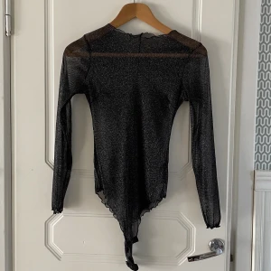 Glittrig Body - Superfin glittrig body i mesh✨Vågiga detaljer i kanterna. Toppenskick!
