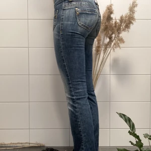 Lågmidjade jeans  - Ett par jeans som jag älska men tyvärr inte passar mig längre. Storlek W 34 L 34. De smickrar kroppen och framhäver former , går ut något vid vristerna. Ifall du söker de perfekta Lågmidjade jeansen som du inte hittat än kan detta vara dem. 